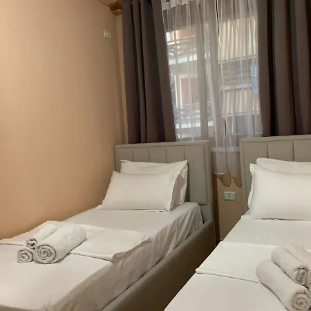 Roar Apartament Golem (Tirana)